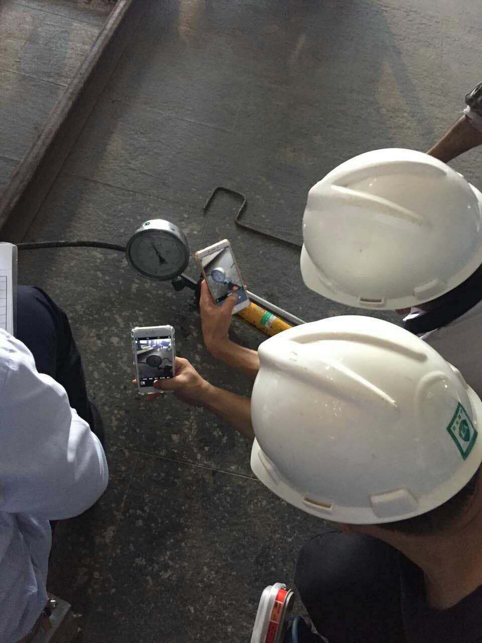 曼卡特技術(shù)人員做拉拔測(cè)試