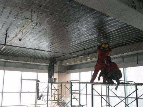 采用碳纖維布加固，如何才能防止其產生氣泡？