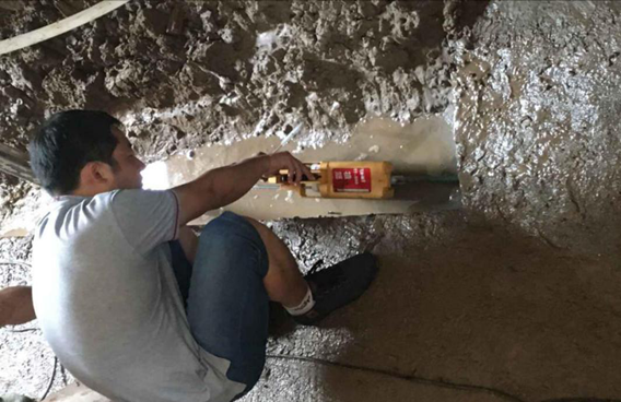 曼卡特技術(shù)工人正在根據(jù)某工地現(xiàn)場情況示范注膠！