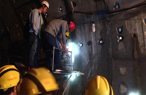 曼卡特技術(shù)專家正在連夜指導(dǎo)現(xiàn)場施工！