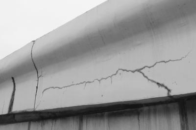 橋梁裂縫！危險(xiǎn)！