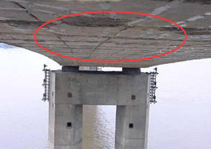 橋梁有裂縫！危險警告！